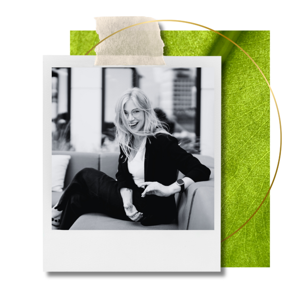 Larissa von Schreckenstein sitzt entspannt auf einem Sofa und lächelt in die Kamera