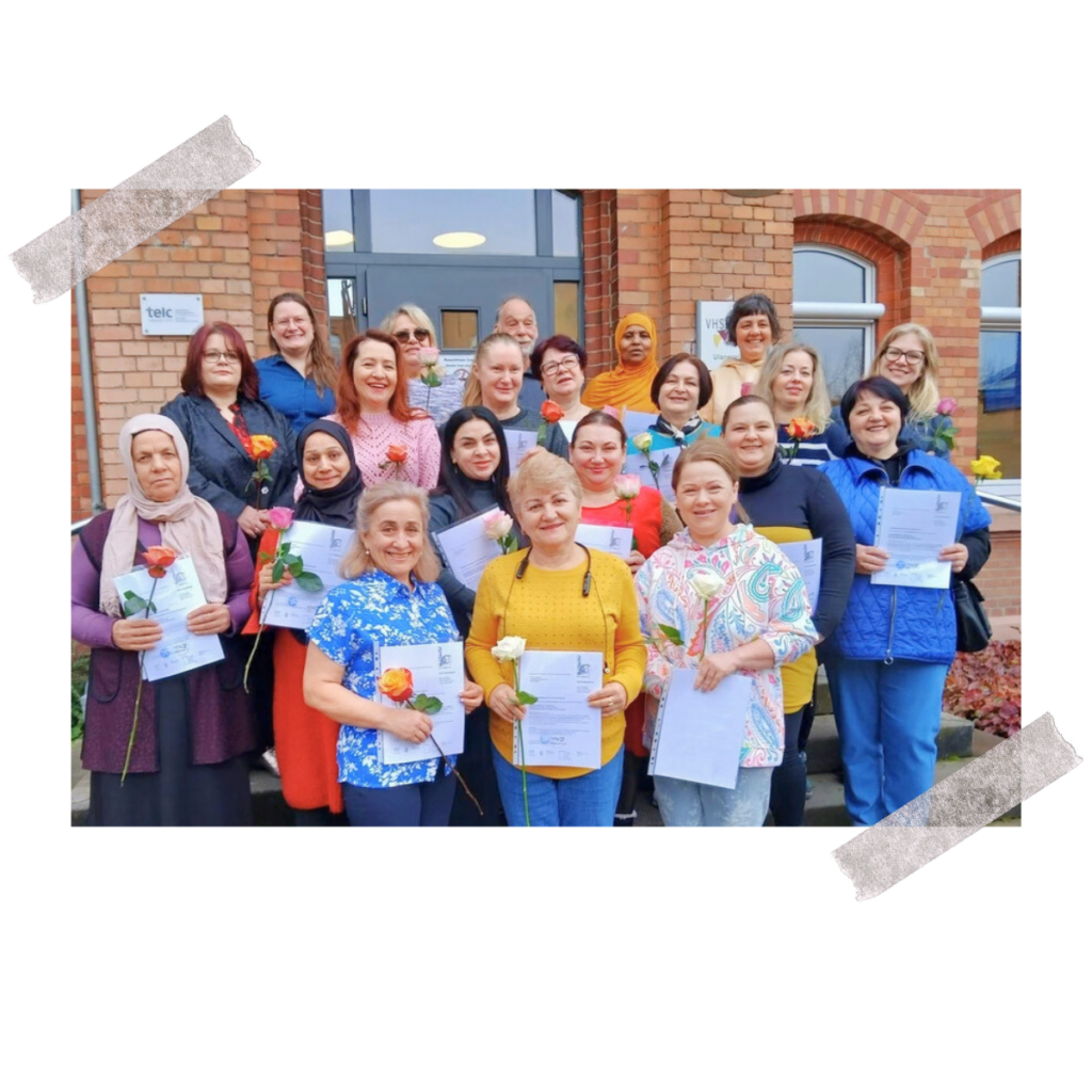 Gruppenfoto der Teilnehmerinnen des Projekts „Mittagstisch“ bei der Zertifikatsübergabe vor dem Gebäude der Quartierswerkstätten Hanau.