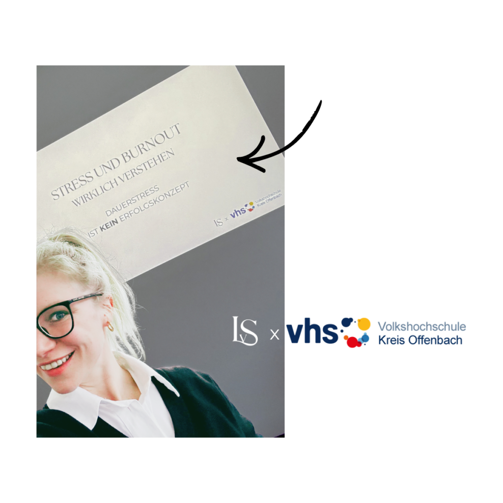 Selfie der Dozentin vor der Präsentation „Stress und Burnout wirklich verstehen“ an der VHS Kreis Offenbach.