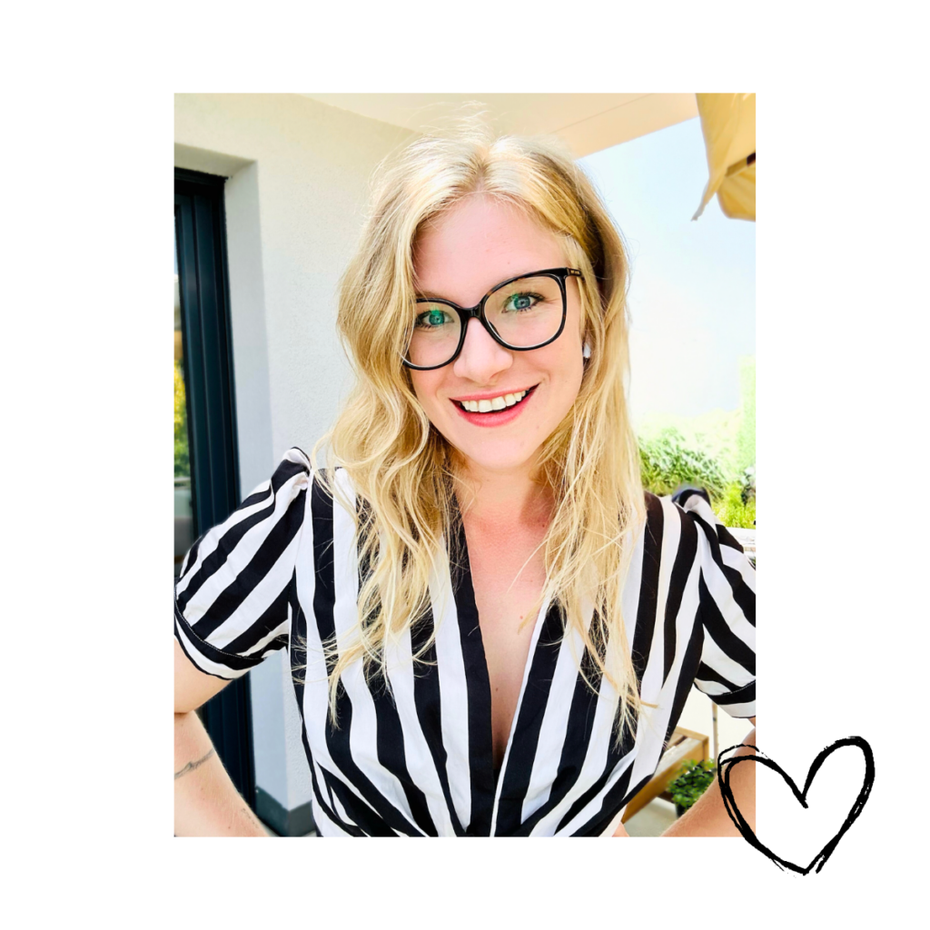 Portrait von Larissa von Schreckenstein an einem sommerlichen Tag auf der Terrasse, offener Blick, in schwarz-weißem Kleid