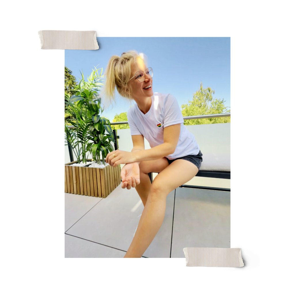 Larissa von Schreckenstein lächelt auf einer Terrasse – Newsletter zu Stress, Neurodivergenz und persönlicher Entwicklung.
